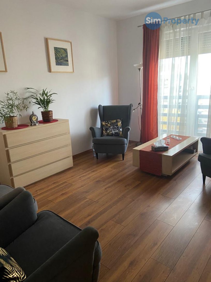 Spacious 3-room apartment on Pochyła Street. Perfect for office premises.