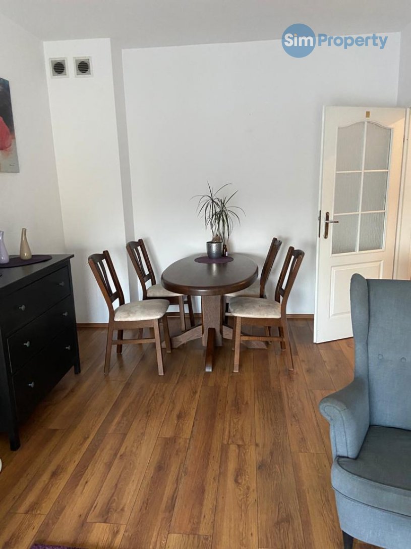 Spacious 3-room apartment on Pochyła Street. Perfect for office premises.